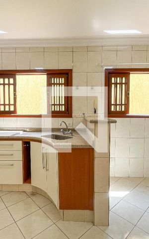 Casa à venda com 220m², 5 quartos e 4 vagas Casa à venda com 220m², 5 quartos e 4 vagasCozinha