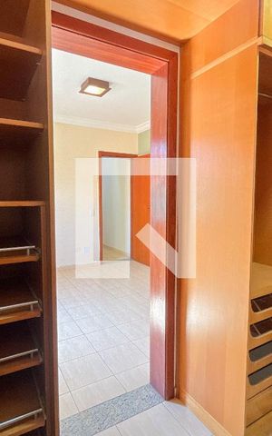 Casa à venda com 220m², 5 quartos e 4 vagas Casa à venda com 220m², 5 quartos e 4 vagasCloset da suíte