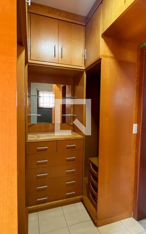 Casa à venda com 220m², 5 quartos e 4 vagas Casa à venda com 220m², 5 quartos e 4 vagasCloset da suíte