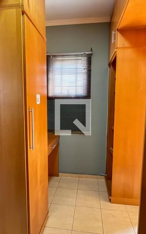 Casa à venda com 220m², 5 quartos e 4 vagas Casa à venda com 220m², 5 quartos e 4 vagasCloset da suíte