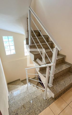 Casa à venda com 220m², 5 quartos e 4 vagas Casa à venda com 220m², 5 quartos e 4 vagasEscada