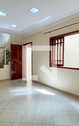 Casa à venda com 220m², 5 quartos e 4 vagas Casa à venda com 220m², 5 quartos e 4 vagasSala