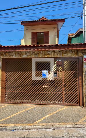 Casa à venda com 220m², 5 quartos e 4 vagas Casa à venda com 220m², 5 quartos e 4 vagasFachada