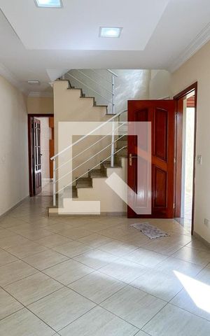 Casa à venda com 220m², 5 quartos e 4 vagas Casa à venda com 220m², 5 quartos e 4 vagasSala