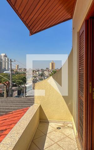 Casa à venda com 220m², 5 quartos e 4 vagas Casa à venda com 220m², 5 quartos e 4 vagasSacada do Quarto 2