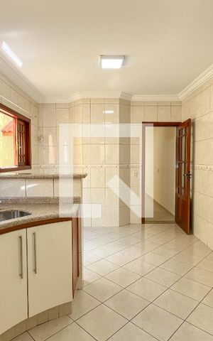 Casa à venda com 220m², 5 quartos e 4 vagas Casa à venda com 220m², 5 quartos e 4 vagasCozinha