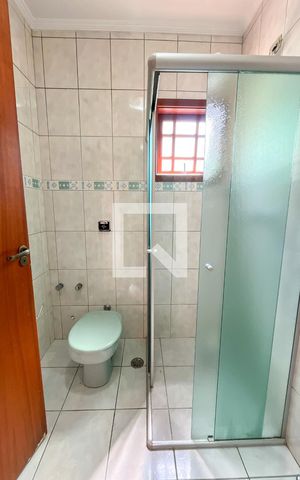 Casa à venda com 220m², 5 quartos e 4 vagas Casa à venda com 220m², 5 quartos e 4 vagasBanheiro Corredor