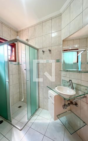 Casa à venda com 220m², 5 quartos e 4 vagas Casa à venda com 220m², 5 quartos e 4 vagasBanheiro Corredor
