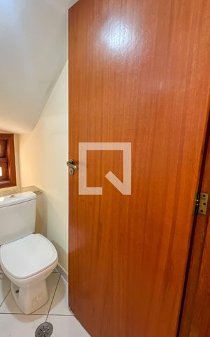 Casa à venda com 220m², 5 quartos e 4 vagas Casa à venda com 220m², 5 quartos e 4 vagasLavabo