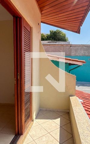 Casa à venda com 220m², 5 quartos e 4 vagas Casa à venda com 220m², 5 quartos e 4 vagasSacada do Quarto 2
