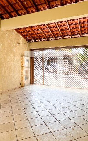 Casa à venda com 220m², 5 quartos e 4 vagas Casa à venda com 220m², 5 quartos e 4 vagasGaragem