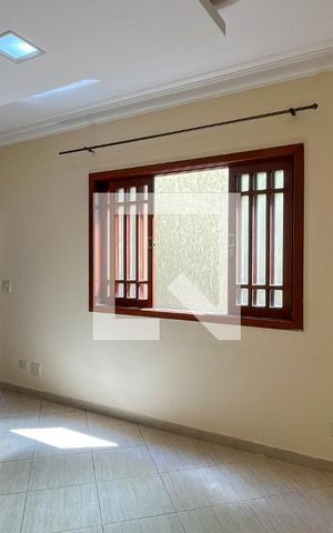 Casa à venda com 220m², 5 quartos e 4 vagas Casa à venda com 220m², 5 quartos e 4 vagasSala