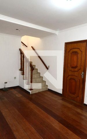Casa à venda com 140m², 4 quartos e 2 vagasSala