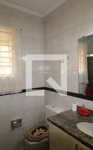Casa à venda com 230m², 5 quartos e 4 vagasBanheiro 1