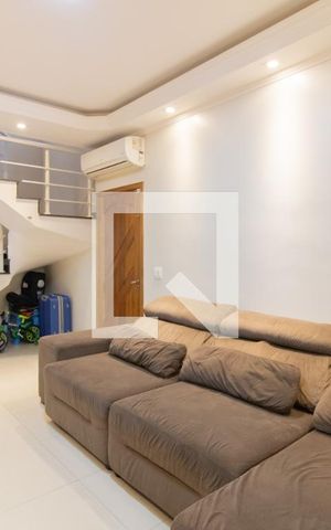 Casa à venda com 200m², 3 quartos e 3 vagas Casa à venda com 200m², 3 quartos e 3 vagasSala