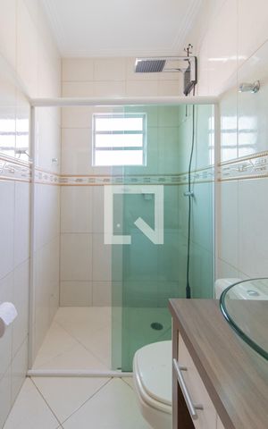 Casa à venda com 200m², 3 quartos e 3 vagas Casa à venda com 200m², 3 quartos e 3 vagasBanheiro