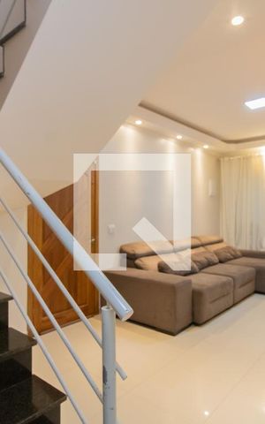 Casa à venda com 200m², 3 quartos e 3 vagas Casa à venda com 200m², 3 quartos e 3 vagasSala