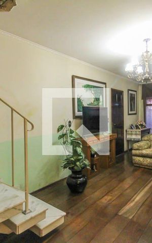 Casa à venda com 180m², 3 quartos e 2 vagas Casa à venda com 180m², 3 quartos e 2 vagasSala