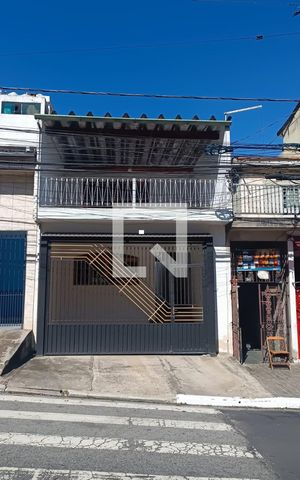 Casa para alugar com 178m², 2 quartos e 2 vagas Casa para alugar com 178m², 2 quartos e 2 vagasFachada