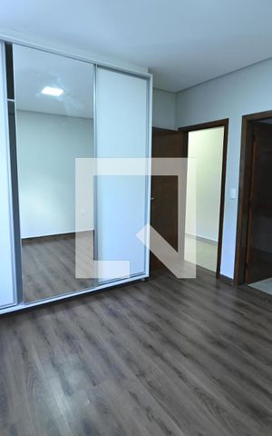 Casa à venda com 243m², 3 quartos e 4 vagas Casa à venda com 243m², 3 quartos e 4 vagasQuarto 3