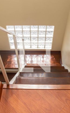 Casa à venda com 310m², 5 quartos e 4 vagas Casa à venda com 310m², 5 quartos e 4 vagasCasa 1 - escada
