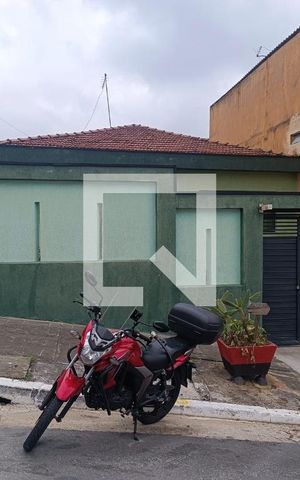 Casa à venda com 120m², 3 quartos e 4 vagas Casa à venda com 120m², 3 quartos e 4 vagasFachada