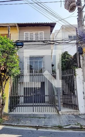 Casa à venda com 250m², 4 quartos e 2 vagas Casa à venda com 250m², 4 quartos e 2 vagasFachada