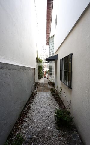 Casa à venda com 250m², 4 quartos e 2 vagas Casa à venda com 250m², 4 quartos e 2 vagasCorredor externo