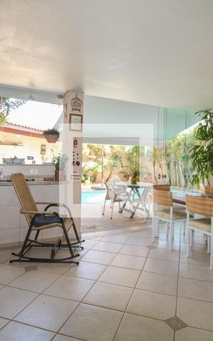 Casa à venda com 300m², 4 quartos e 4 vagas Casa à venda com 300m², 4 quartos e 4 vagasÁrea comum