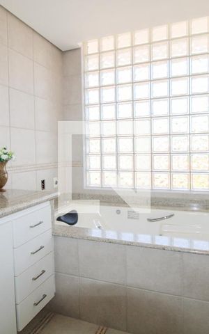 Casa à venda com 300m², 4 quartos e 4 vagas Casa à venda com 300m², 4 quartos e 4 vagasBanheiro - Quarto 4