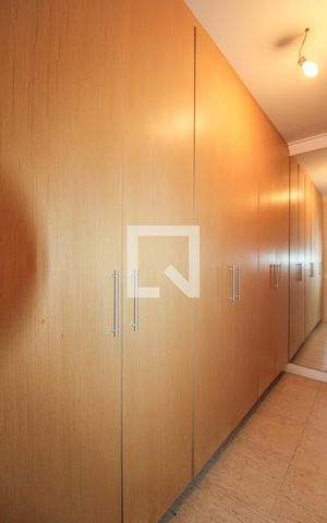 Casa à venda com 300m², 4 quartos e 4 vagas Casa à venda com 300m², 4 quartos e 4 vagasCloset - Quarto 4
