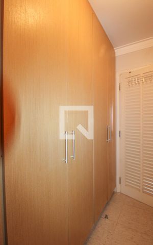 Casa à venda com 300m², 4 quartos e 4 vagas Casa à venda com 300m², 4 quartos e 4 vagasCloset - Quarto 4