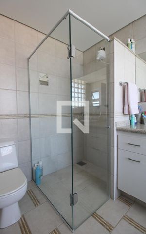 Casa à venda com 300m², 4 quartos e 4 vagas Casa à venda com 300m², 4 quartos e 4 vagasBanheiro Social