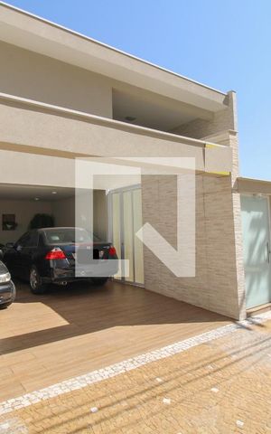 Casa à venda com 300m², 4 quartos e 4 vagas Casa à venda com 300m², 4 quartos e 4 vagasÁrea comum