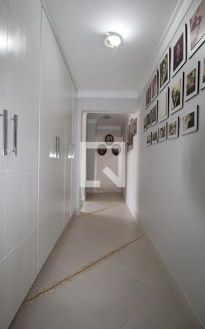 Casa à venda com 300m², 4 quartos e 4 vagas Casa à venda com 300m², 4 quartos e 4 vagasCorredor