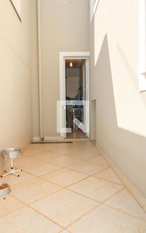 Casa à venda com 300m², 4 quartos e 4 vagas Casa à venda com 300m², 4 quartos e 4 vagasÁrea comum