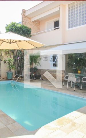 Casa à venda com 300m², 4 quartos e 4 vagas Casa à venda com 300m², 4 quartos e 4 vagasÁrea comum