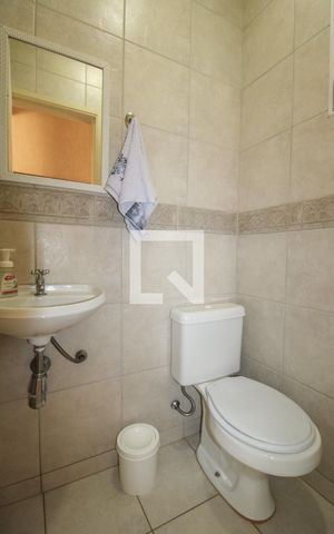 Casa à venda com 300m², 4 quartos e 4 vagas Casa à venda com 300m², 4 quartos e 4 vagasBanheiro de Serviço