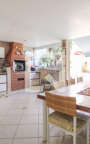 Casa à venda com 300m², 4 quartos e 4 vagas Casa à venda com 300m², 4 quartos e 4 vagasÁrea comum