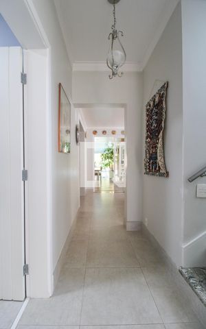 Casa à venda com 300m², 4 quartos e 4 vagas Casa à venda com 300m², 4 quartos e 4 vagasCorredor