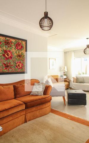 Casa à venda com 300m², 4 quartos e 4 vagas Casa à venda com 300m², 4 quartos e 4 vagasSala