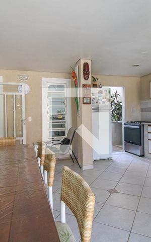 Casa à venda com 300m², 4 quartos e 4 vagas Casa à venda com 300m², 4 quartos e 4 vagasÁrea comum