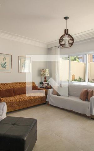 Casa à venda com 300m², 4 quartos e 4 vagas Casa à venda com 300m², 4 quartos e 4 vagasSala