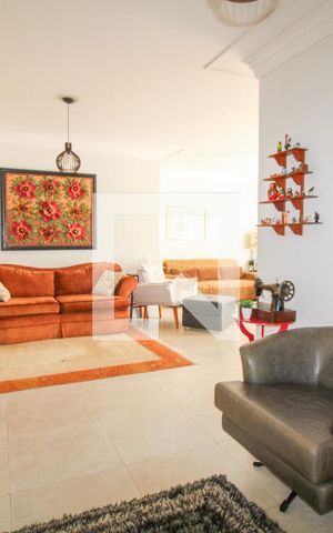 Casa à venda com 300m², 4 quartos e 4 vagas Casa à venda com 300m², 4 quartos e 4 vagasSala