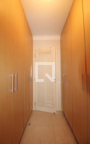 Casa à venda com 300m², 4 quartos e 4 vagas Casa à venda com 300m², 4 quartos e 4 vagasCloset - Quarto 4