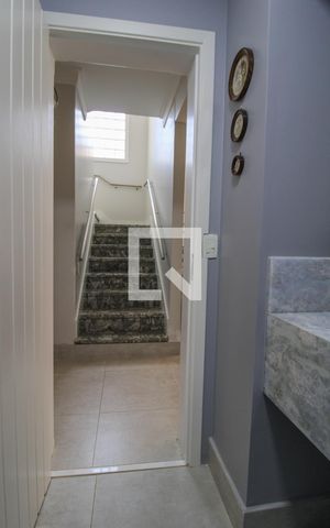 Casa à venda com 300m², 4 quartos e 4 vagas Casa à venda com 300m², 4 quartos e 4 vagasEscada