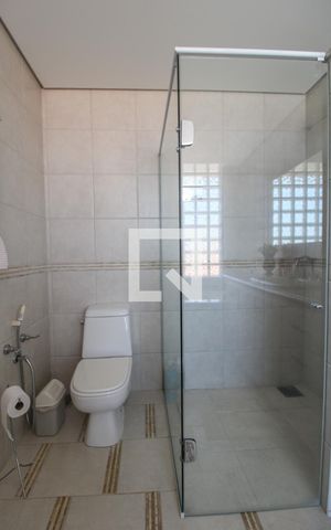 Casa à venda com 300m², 4 quartos e 4 vagas Casa à venda com 300m², 4 quartos e 4 vagasBanheiro Social
