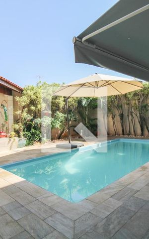 Casa à venda com 300m², 4 quartos e 4 vagas Casa à venda com 300m², 4 quartos e 4 vagasÁrea comum