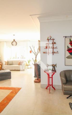 Casa à venda com 300m², 4 quartos e 4 vagas Casa à venda com 300m², 4 quartos e 4 vagasSala