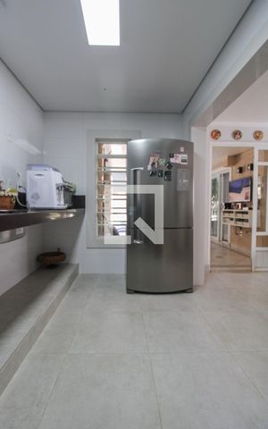 Casa à venda com 300m², 4 quartos e 4 vagas Casa à venda com 300m², 4 quartos e 4 vagasCozinha